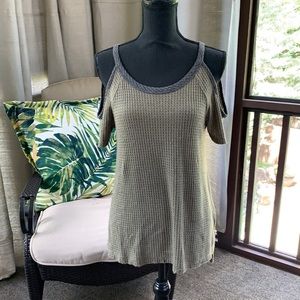Cold shoulder waffle shirt